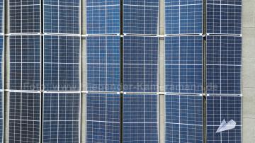 Foto mit Drohne: Dachinspektion von Solarpanelen dank hochauflösender Drohnenaufnahmen in Düsseldorf