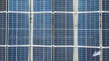 Foto mit Drohne: Dachinspektion von Solarpanelen dank hochauflösender Drohnenaufnahmen in Düsseldorf