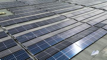Foto mit Drohne: Dachinspektion von Solarpanelen dank hochauflösender Drohnenaufnahmen in Düsseldorf