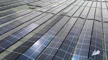 Foto mit Drohne: Dachinspektion von Solarpanelen dank hochauflösender Drohnenaufnahmen in Düsseldorf