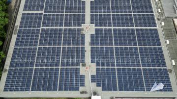 Foto mit Drohne: Dachinspektion von Solarpanelen dank hochauflösender Drohnenaufnahmen in Düsseldorf