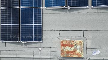 Foto mit Drohne: Dachinspektion von Solarpanelen dank hochauflösender Drohnenaufnahmen in Düsseldorf