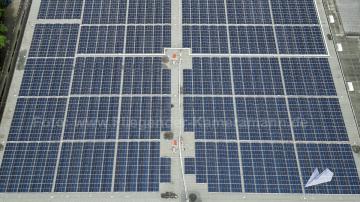 Foto mit Drohne: Dachinspektion von Solarpanelen dank hochauflösender Drohnenaufnahmen in Düsseldorf