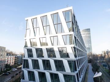 Foto mit Drohne: Luftbild eines modernen Bürogebäudes in Düsseldorf mit urbanem Architekturdesign