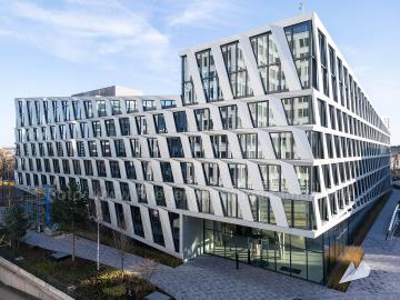 Foto mit Drohne: Luftaufnahme einer modernen Gewerbeimmobilie in Düsseldorf mit außergewöhnlicher Fassadenarchitektur