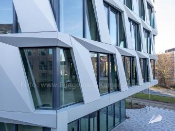Foto mit Drohne: Detailaufnahme der modernen Gebäudefassade in Düsseldorf mit geometrischen Fensterstrukturen