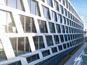 Foto mit Drohne: Architekturfotografie einer modernen Glasfassade in Düsseldorf aus der Drohnenperspektive