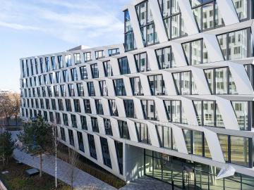 Foto mit Drohne: Drohnenfoto einer hochwertigen Büroimmobilie in Düsseldorf mit moderner Architektur und Glasfront