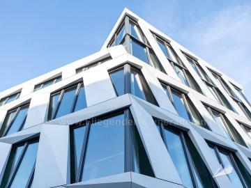 Foto mit Drohne: Moderne Büroarchitektur in Düsseldorf mit markanter geometrischer Fassade aus Drohnenperspektive