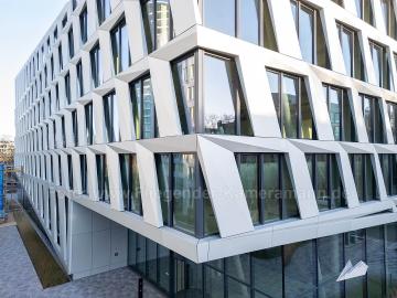 Foto mit Drohne: Architekturdetails einer modernen Gewerbeimmobilie in Düsseldorf aufgenommen mit einer Drohne