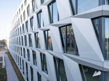 Foto mit Drohne: Moderne Fensterfassade eines Bürogebäudes in Düsseldorf als professionelle Drohnenaufnahme
