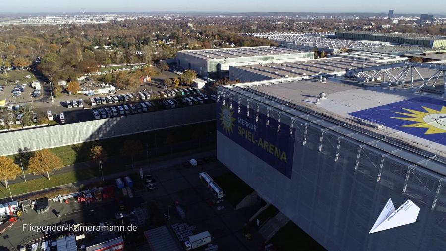 Drohnenaufnahme der Merkur-Spiel-Arena, im Hintergrund die Messe Düsseldorf und Teile des Flughafens