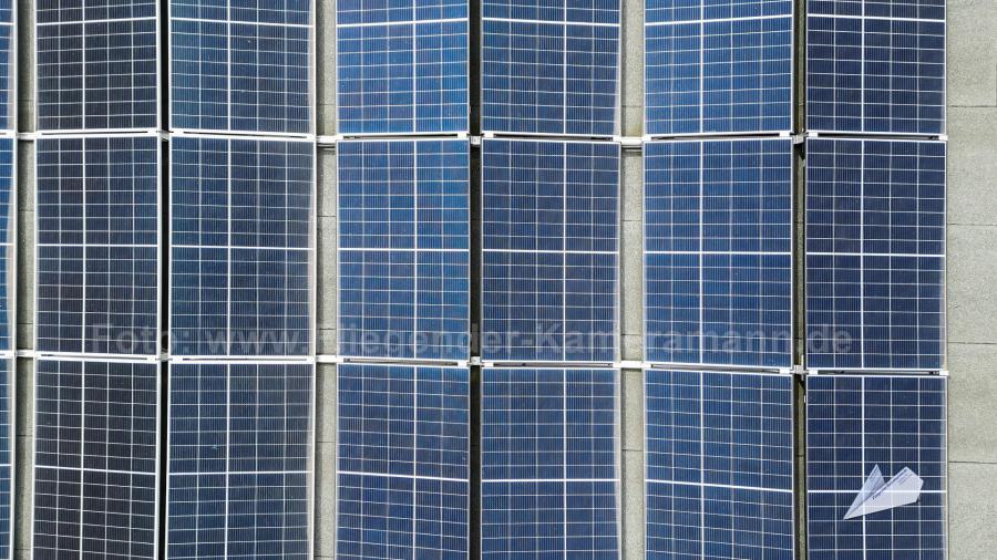 Dachinspektion von Solarpanelen dank hochauflösender Drohnenaufnahmen in Düsseldorf