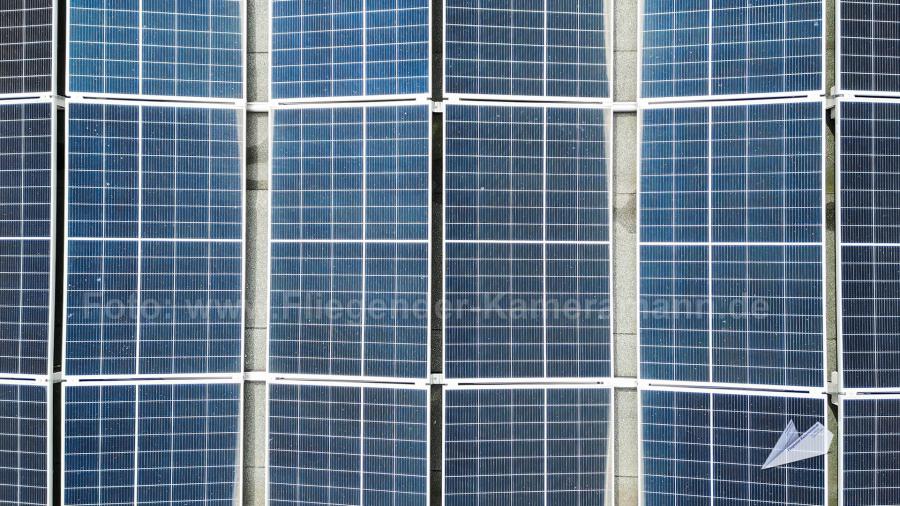 Dachinspektion von Solarpanelen dank hochauflösender Drohnenaufnahmen in Düsseldorf