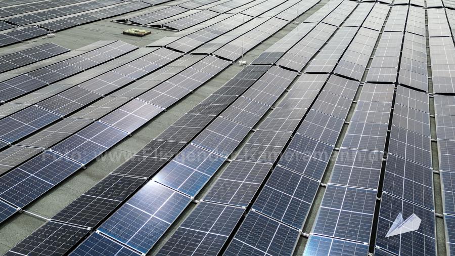 Dachinspektion von Solarpanelen dank hochauflösender Drohnenaufnahmen in Düsseldorf
