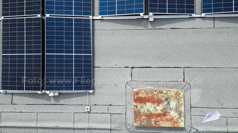 Dachinspektion von Solarpanelen dank hochauflösender Drohnenaufnahmen in Düsseldorf