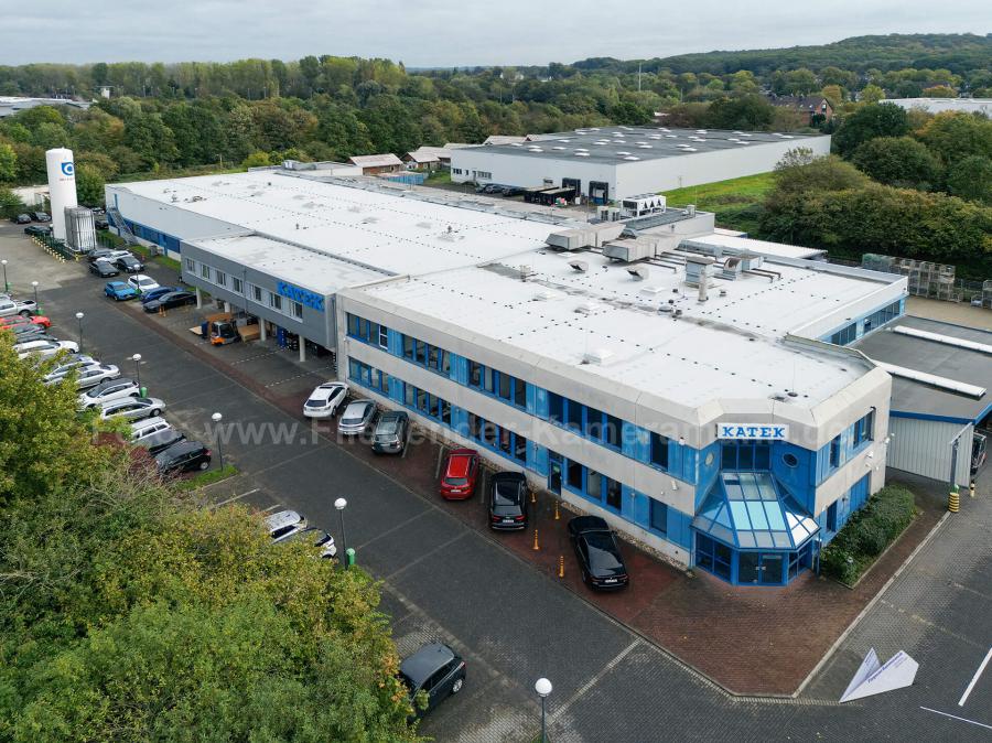 Drohnenaufnahmen in Düsseldorf: Luftbild eines Firmengebäudes