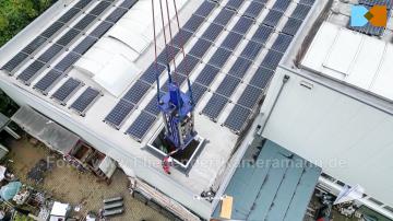 Luftaufnahmen mit Drohne in Duisburg für Videoproduktion von Schwerlasttransport
