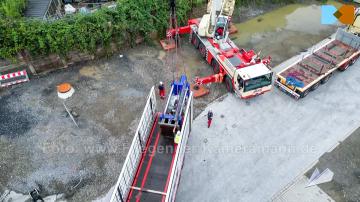 Luftaufnahmen mit Drohne in Duisburg für Videoproduktion von Schwerlasttransport