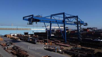 Foto mit Drohne: Kameradrohne im Duisburger Hafen für hochauflösende Luftbilder und Luftaufnahmen (Fotos und Videos)