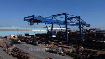 Foto mit Drohne: Kameradrohne im Duisburger Hafen für hochauflösende Luftbilder und Luftaufnahmen (Fotos und Videos)