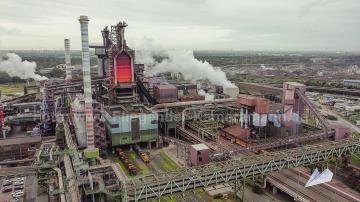Foto mit Drohne: Luftaufnahmen mit Drohne für eine Filmproduktion über "klimaneutrale Stahlproduktion" von thyssenkrupp Steel in Duisburg
