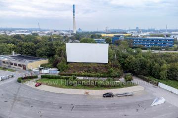 Luftaufnahmen vom Automarkt im Autokino Essen