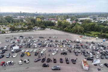 Luftaufnahmen vom Automarkt im Autokino Essen