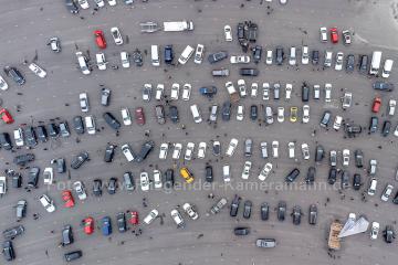 Luftaufnahmen vom Automarkt im Autokino Essen