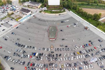 Luftaufnahmen vom Automarkt im Autokino Essen
