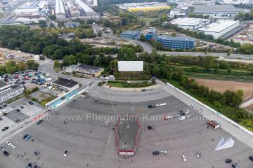 Luftaufnahmen vom Automarkt im Autokino Essen