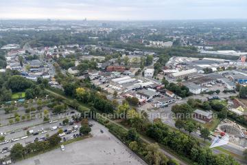 Luftaufnahmen vom Automarkt im Autokino Essen