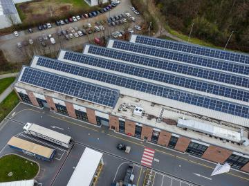 Foto mit Drohne: Luftaufnahmen mit Drohne eines Parkplatzes und von Solarpanelen auf einem Gewerbedach in Essen