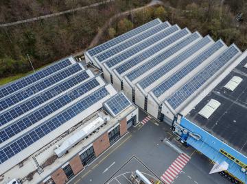 Foto mit Drohne: Luftaufnahmen mit Drohne eines Parkplatzes und von Solarpanelen auf einem Gewerbedach in Essen