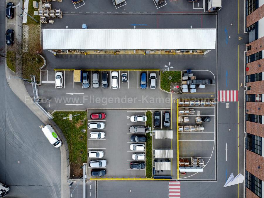 Luftaufnahmen eines Parkplatzes und von einem mit Solarpaneelen bestücktem Gewerbedach in Essen