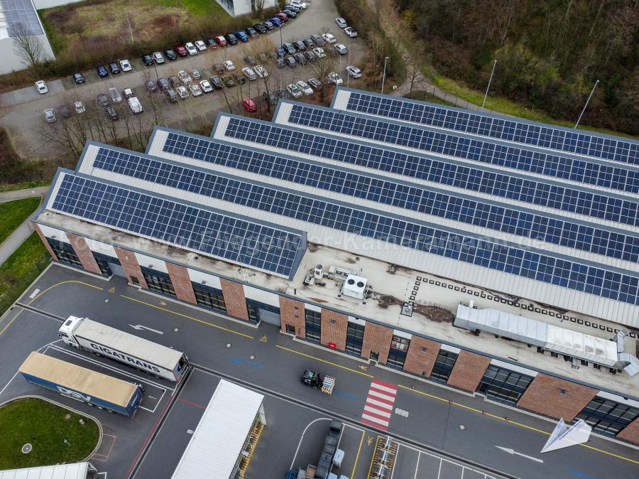 Luftaufnahmen eines Parkplatzes und von einem mit Solarpaneelen bestücktem Gewerbedach in Essen