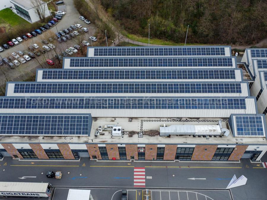 Luftaufnahmen eines Parkplatzes und von einem mit Solarpaneelen bestücktem Gewerbedach in Essen