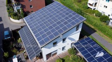 Foto mit Drohne: Drohnenaufnahme zur Dokumentation bei Errichtung und Begutachtung von Photovoltaikanlagen