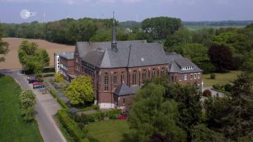 Foto mit Drohne: Luftaufnahmen für eine ZDF-Produktion mit Drohne von der Abtei Mariendonk in Grefrath