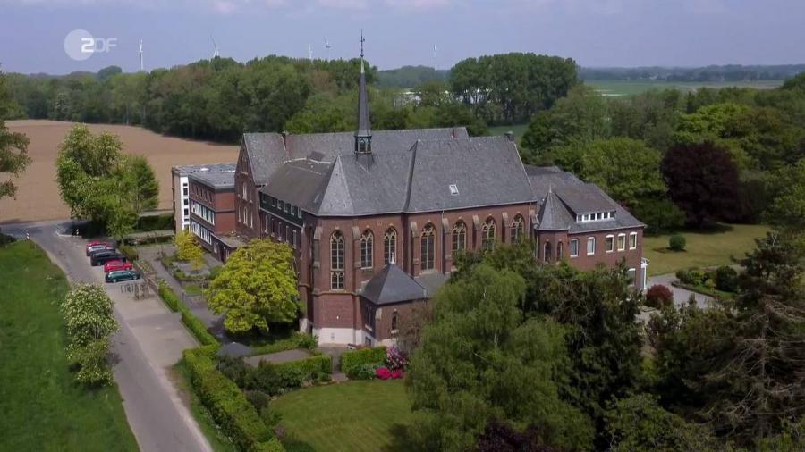 Luftaufnahmen für eine ZDF-Produktion mit Drohne von der Abtei Mariendonk in Grefrath