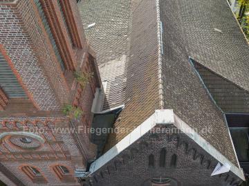 Foto mit Drohne: Luftbild mit Drohne für effiziente Inspektion vom Dach einer Kirche