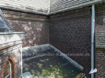 Foto mit Drohne: Luftbild mit Drohne für effiziente Inspektion vom Dach einer Kirche