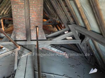Foto mit Drohne: Luftaufnahme mit Drohne für effiziente Dachinspektion von Kirchen