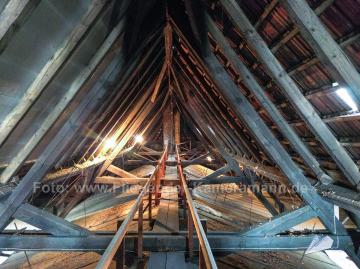 Foto mit Drohne: Luftaufnahme mit Drohne für effiziente Dachinspektion von Kirchen