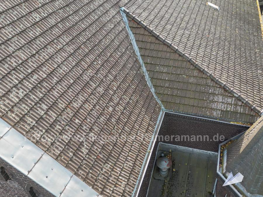 Luftaufnahme mit Drohne für effiziente Dachinspektion von Kirchen