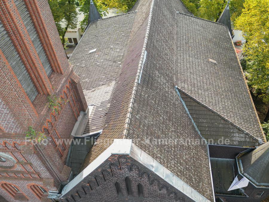 Zeitersparnis durch Drohnenaufnahmen bei Dachinspektion bei Kirchen