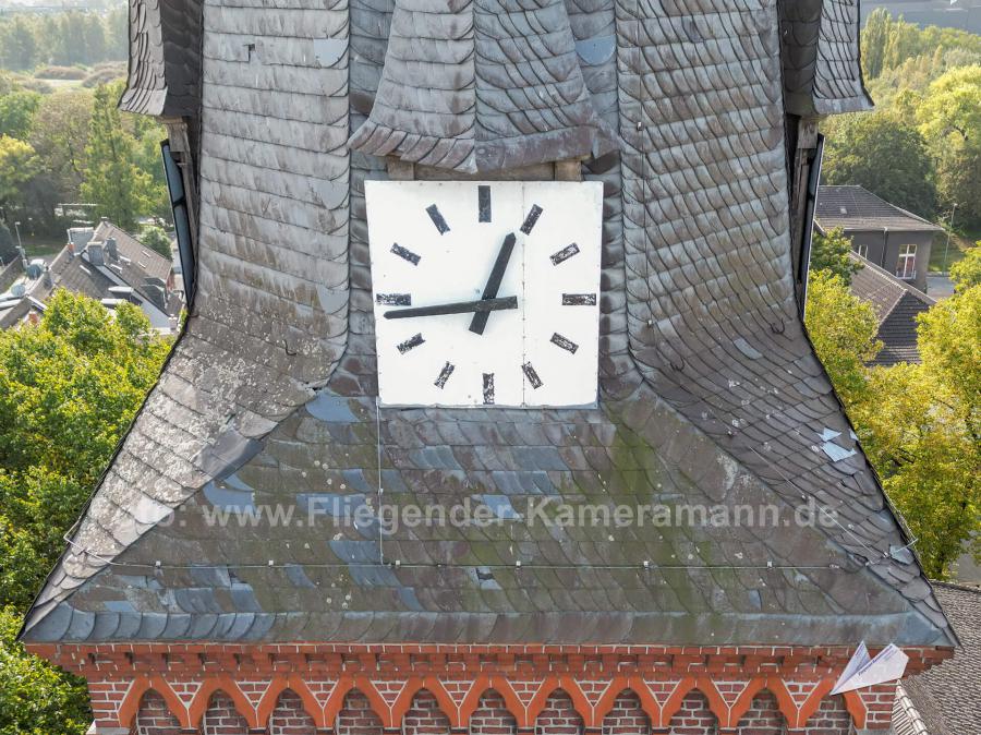 Luftaufnahme mit Drohne für effiziente Dachinspektion von Kirchen