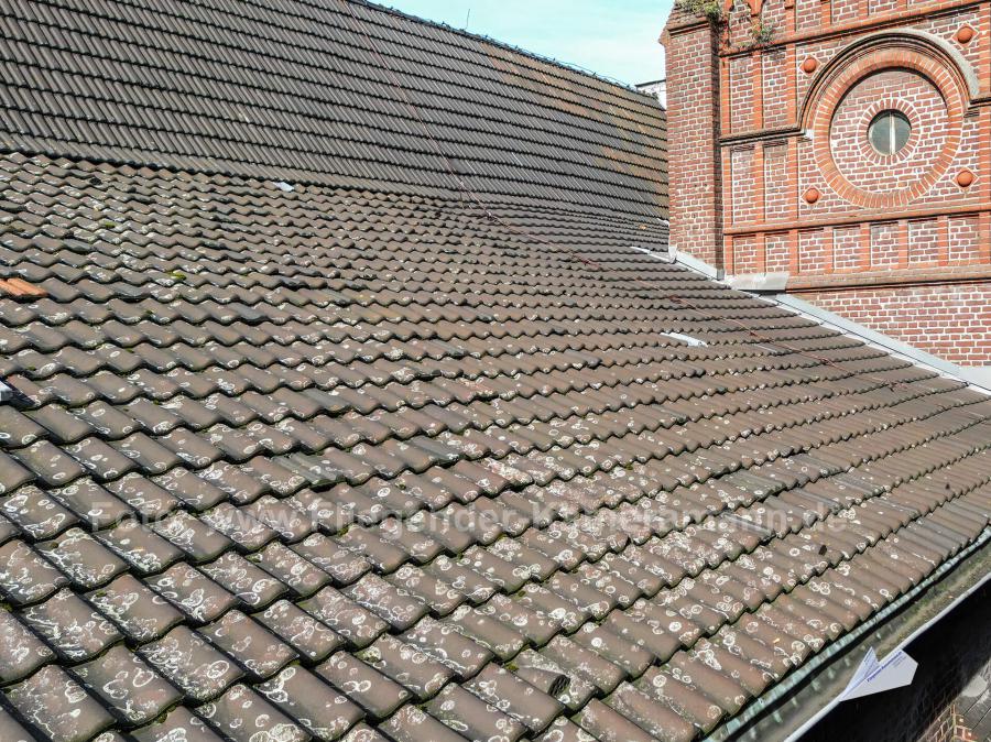 Luftbild mit Drohne für effiziente Inspektion vom Dach einer Kirche