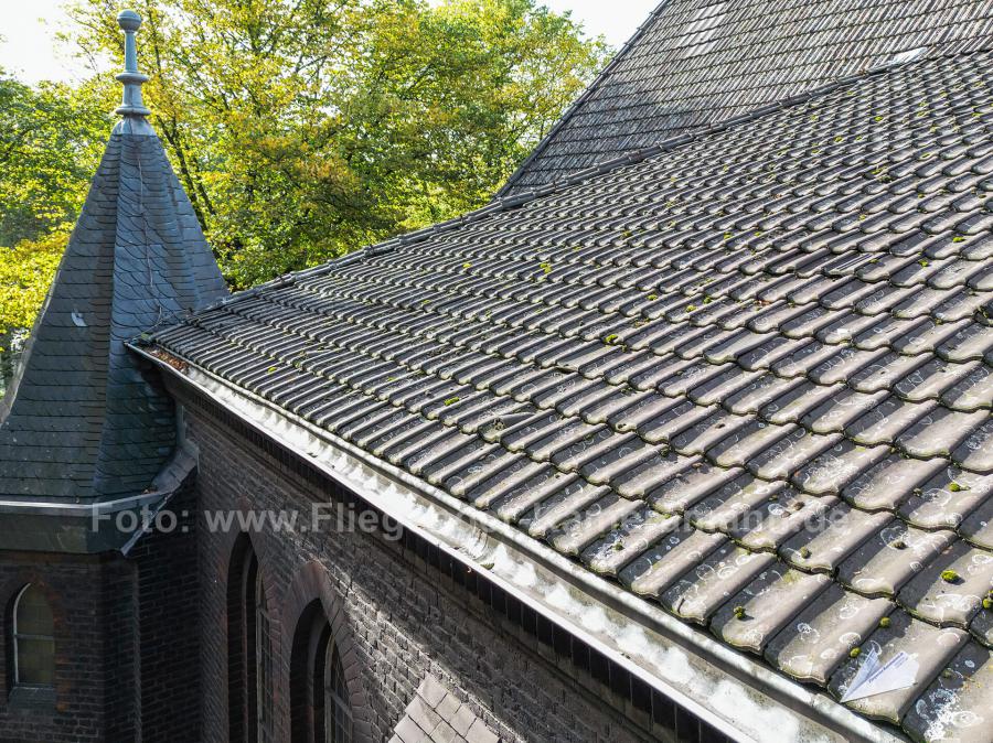 Luftbild mit Drohne für effiziente Inspektion vom Dach einer Kirche