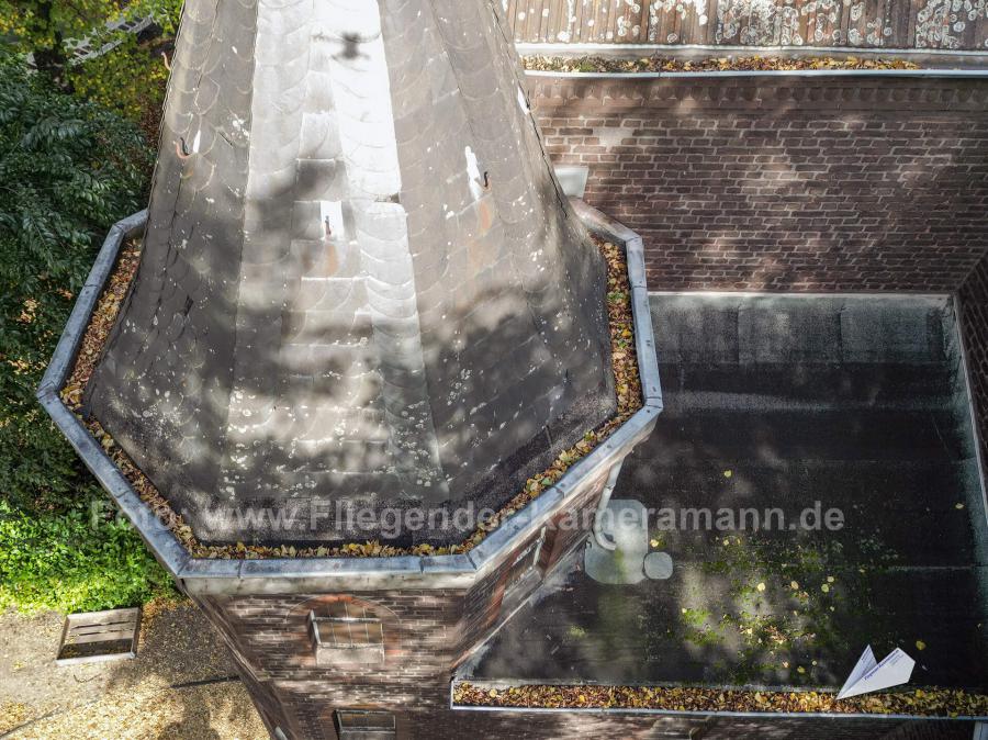 Luftaufnahme mit Drohne für effiziente Dachinspektion von Kirchen